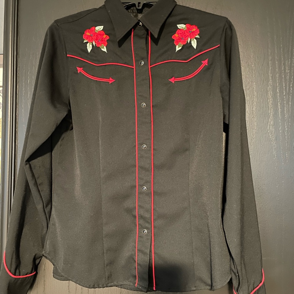 Women’s Roper brand embroidered western shirt in size M